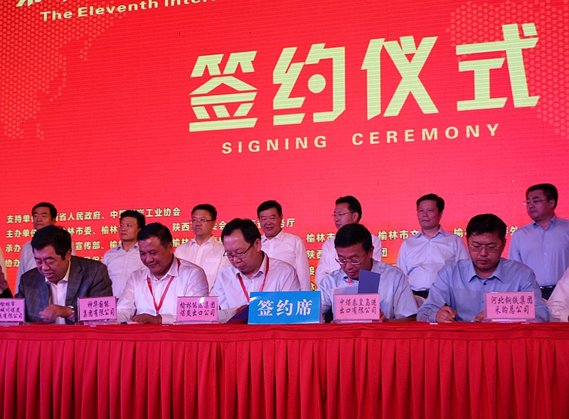 1475141074536807wCYX.jpg 2016.09.25 人民大廈宴會(huì)廳 集團(tuán)李大維副總同賀區(qū)長簽約_副本_副本.jpg