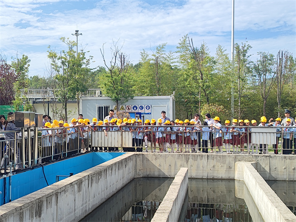 174908358511971554lI.jpg 50余名師生走進(jìn)水環(huán)境公司商南縣污水處理廠探索污水治理“綠色密碼”1.jpg